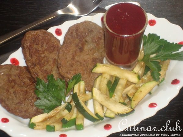 Печеночные оладьи с брусничным соусом