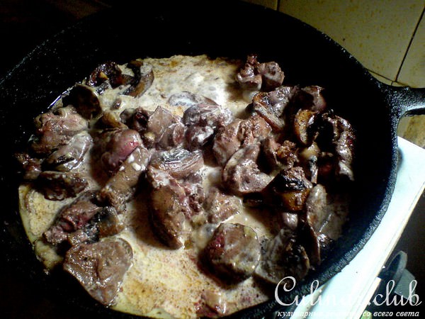 Теплый салат с куриной печенью и шампиньонами