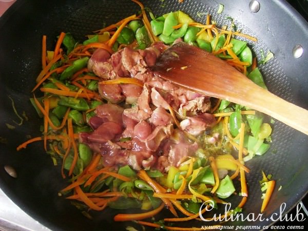 Куриная печень с овощами и рисовой лапшой.