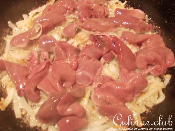 куриная печень с вялеными помидорками и яблоком