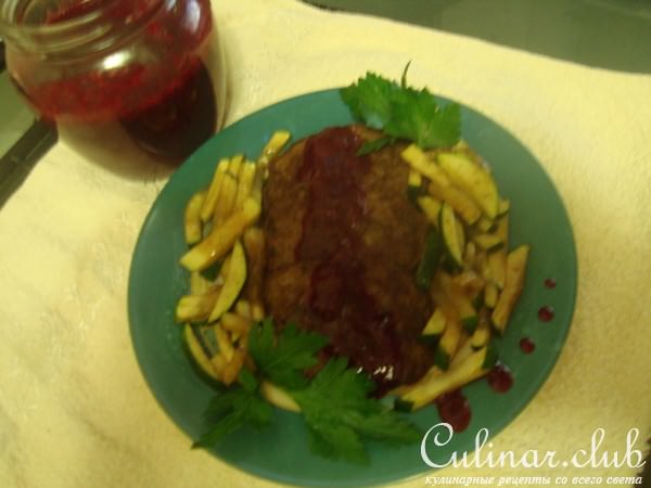 Печеночные оладьи с брусничным соусом