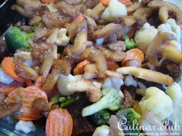 Печень, запеченная в сливочном соусе с овощами и грибами