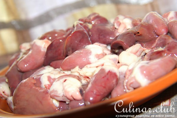 Оладьи из куриных потрошков с норвежским сыром .