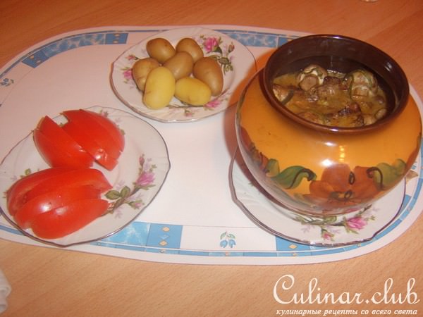 Говяжья печень с грибами в горшочке.