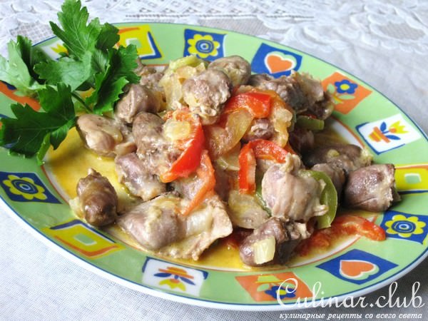Куриные потрошки с овощами и сметаной