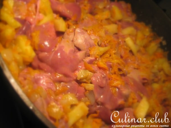 Куриная печень с яблоками и корицей.