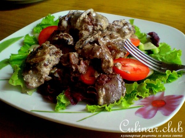 Теплый салат с куриной печенью и шампиньонами
