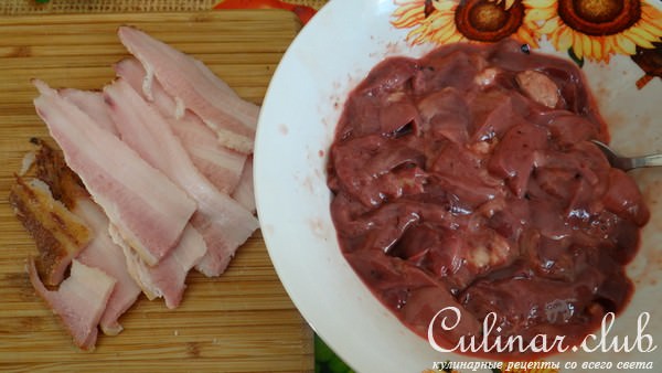 Куриная печень, запеченная с картофелем и беконом
