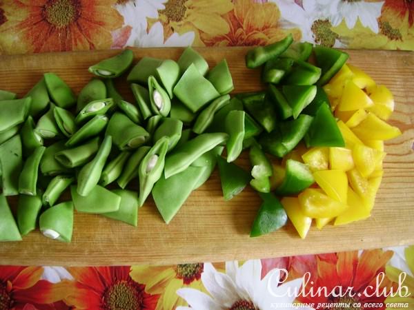 Куриная печень с овощами и рисовой лапшой.
