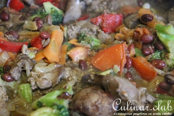 Куриная печень тушеная с овощами