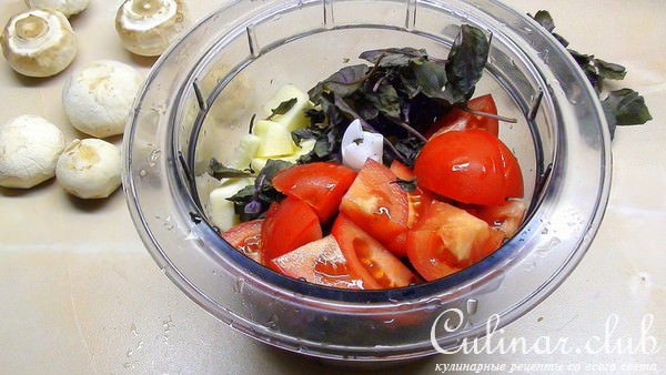 Рагу из куриных сердечек и грибов с соусом из кабачков и помидор.