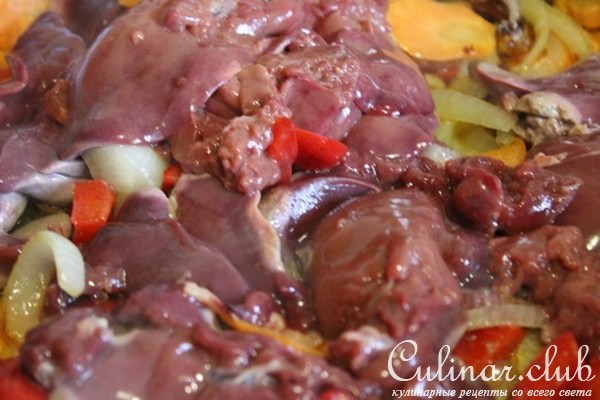 Куриная печень тушеная с овощами