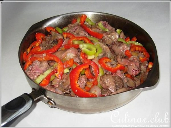 Куриная печень, жаренная с луком и сладким перцем