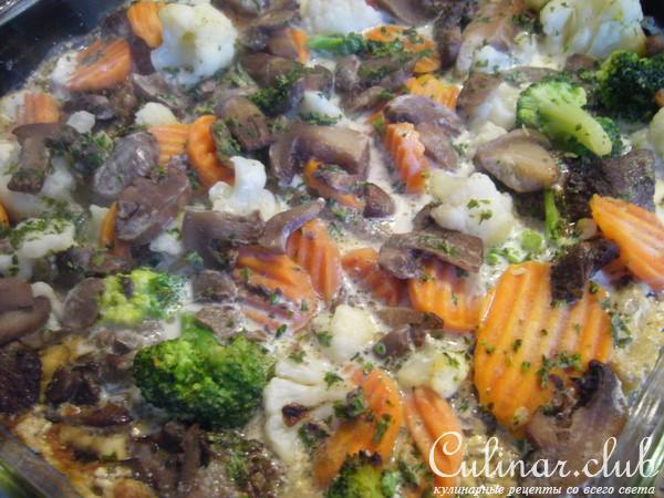 Печень, запеченная в сливочном соусе с овощами и грибами