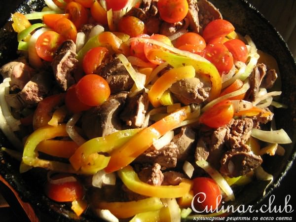 Куриная печень с овощами.Вариант один из многих.