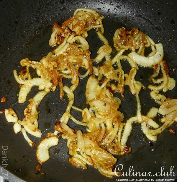 Куриная печенка с виноградом и жареным луком