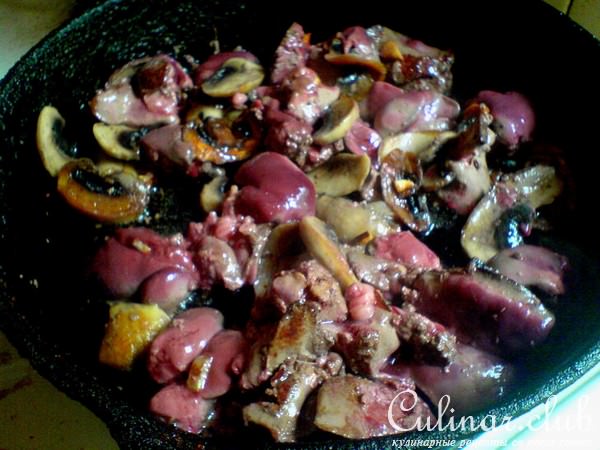 Теплый салат с куриной печенью и шампиньонами