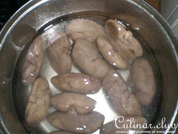 Почки тушеные с солеными огурцами