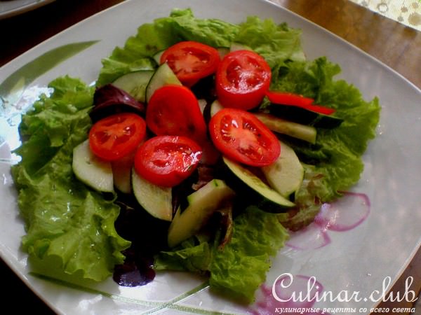 Теплый салат с куриной печенью и шампиньонами