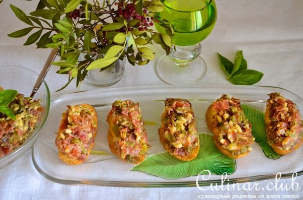 Мясные кростини, три варианта.