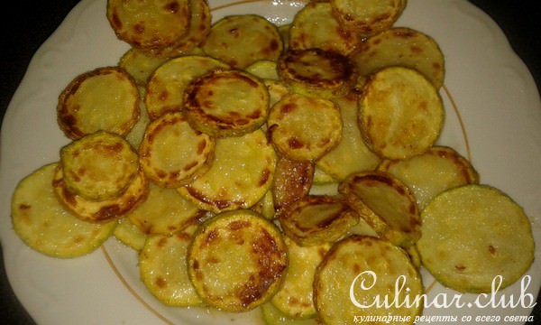 Хот-дог с колбаской барбекю, хрустящим луком и овощами