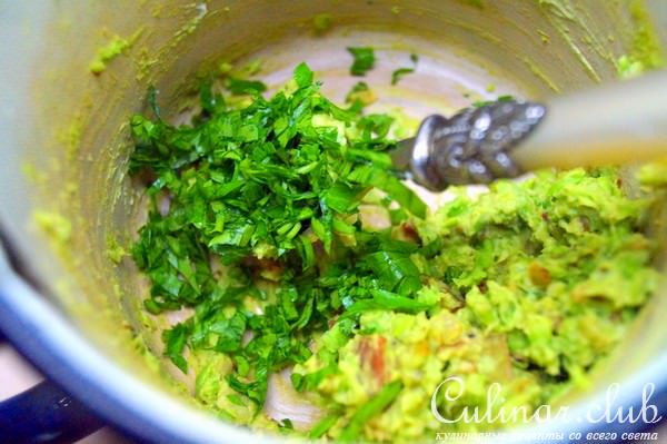 Кростини с зелёным горошком, беконом и жареным луком.