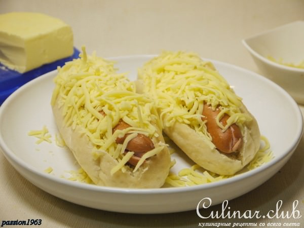 Лодочка из булки с сосиской и сыром к завтраку