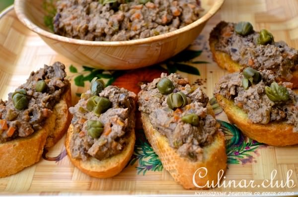 Мясные кростини, три варианта.