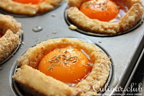 Корзинки из цельнозернового хлеба с яйцом и беконом