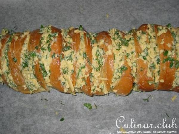 запеченный батон с сыром и чесноком