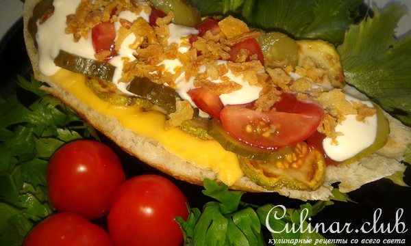 Хот-дог с колбаской барбекю, хрустящим луком и овощами
