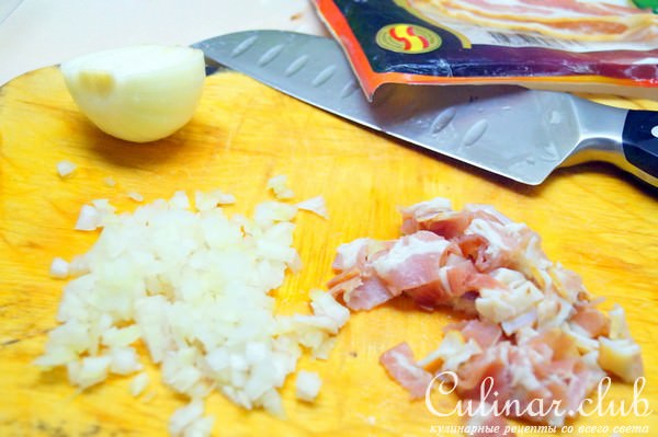 Кростини с зелёным горошком, беконом и жареным луком.