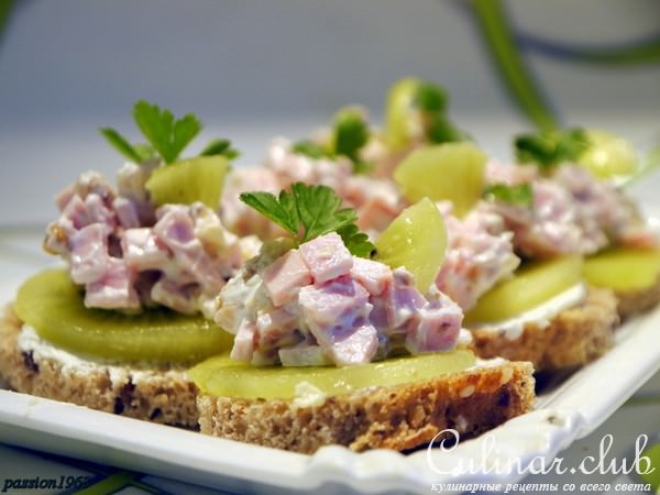 Канапе с киви с двумя разными намазками для мясоедов и рыбоедов