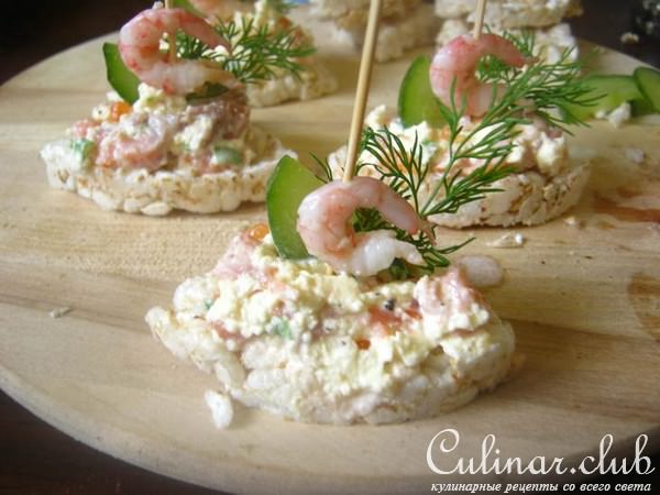 А-ля скаген с копченой семгой и креветками