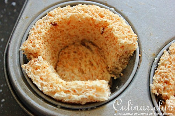 Корзинки из цельнозернового хлеба с яйцом и беконом