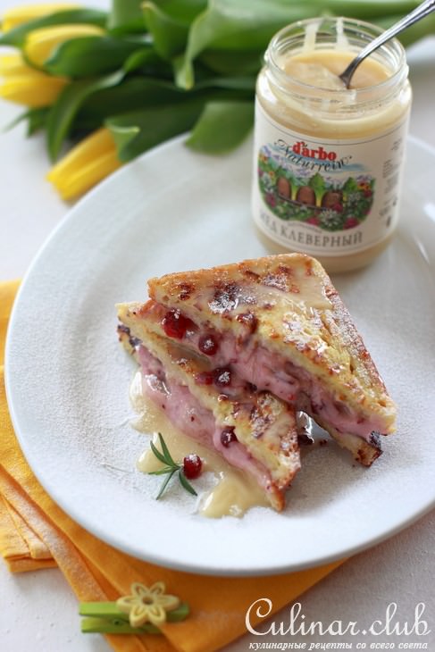 Французские тосты с творожным сыром и клюквенным соусом