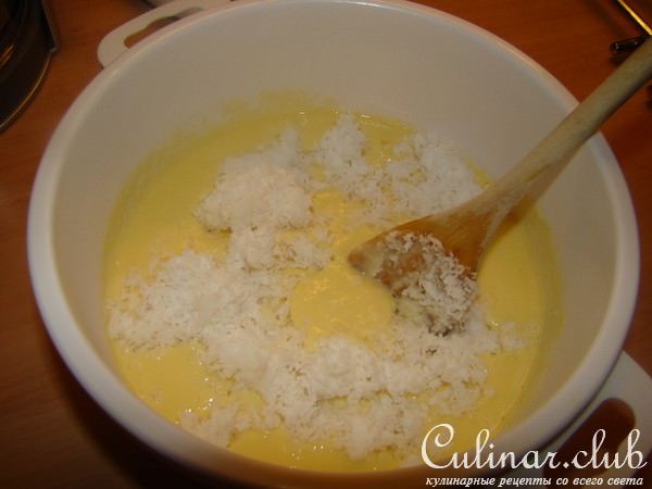 Ванильное мороженое с кокосовой стружкой и карамелью