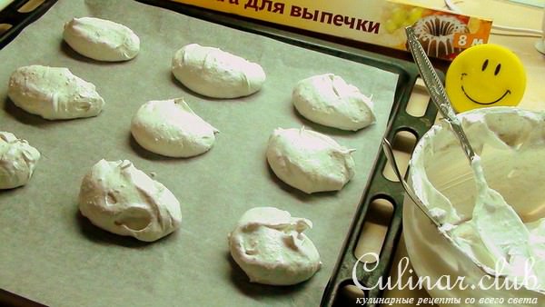 Шляпник, - это Пудинг ( рисовый с ореховыми меренгами и горячим клубничным джемом!)