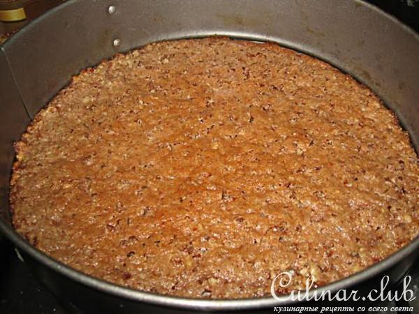Сливочный торт-мороженое на ореховой подушке.