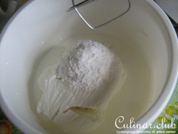 Десертный кабачковый рулет с клубникой и мятой.