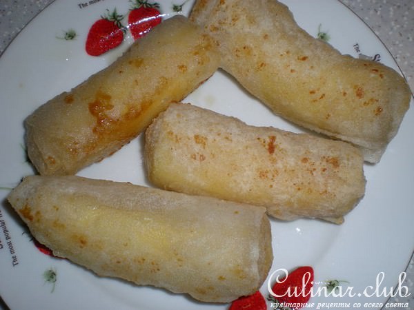 Бананы, жареные в рисовой бумаге, с кокосово-карамельным соусом