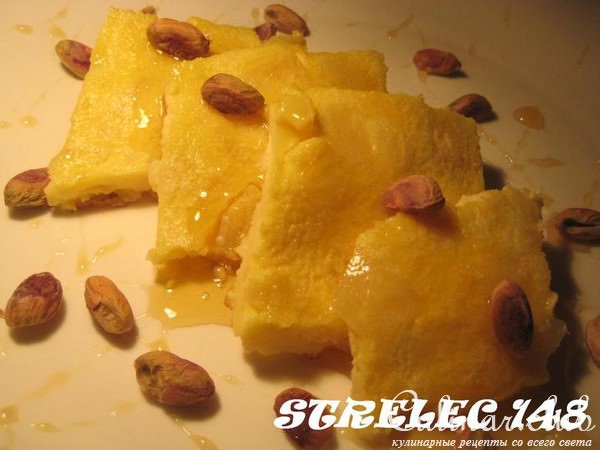 Ананасовый кайзершмаррен с мёдом и фисташками.