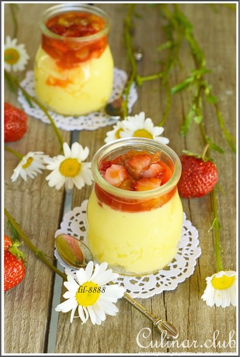 Ванильный десерт с карамелизированным ревенем и клубникой.