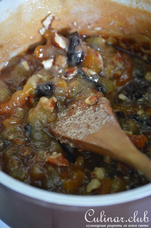Банановые бурфи с орехами, курагой и изюмом