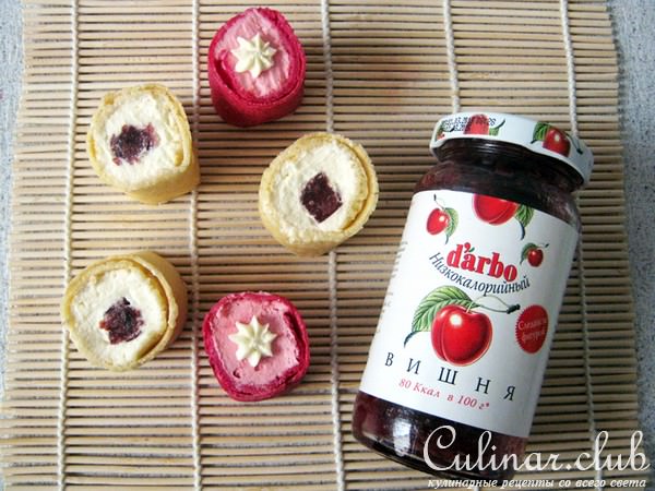 Сладкие роллы "Инь-янь" с низкокалорийным вишневым конфитюром Darbo