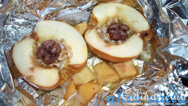 Айва запеченная с медом и орехами