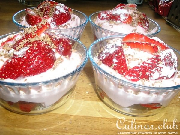 Десерт с клубникой