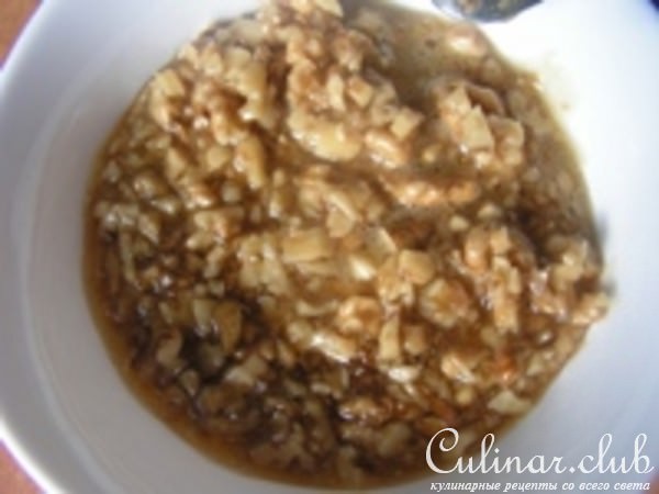Шоколадные блинчики с грецкими орехами и медом