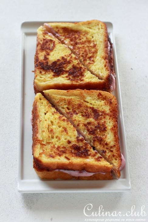 Французские тосты с творожным сыром и клюквенным соусом