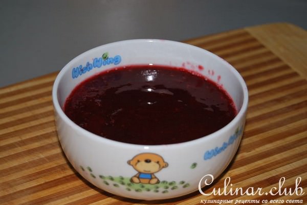 Новогодние меренги с малиновым соусом и ежевикой